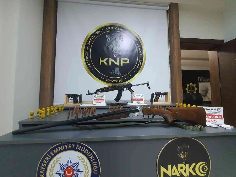 Kalaşnikof için evine özel bölme yaptı
