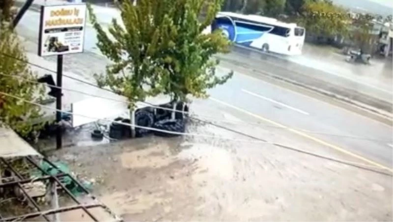 35 yolcunun yaralandığı feci kaza kameralara yansıdı
