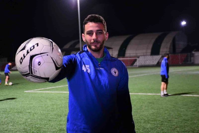 7 gol yedikten sonra kaleciliğe küsüp forvete geçti, golcülüğüyle rakiplere bela oldu
