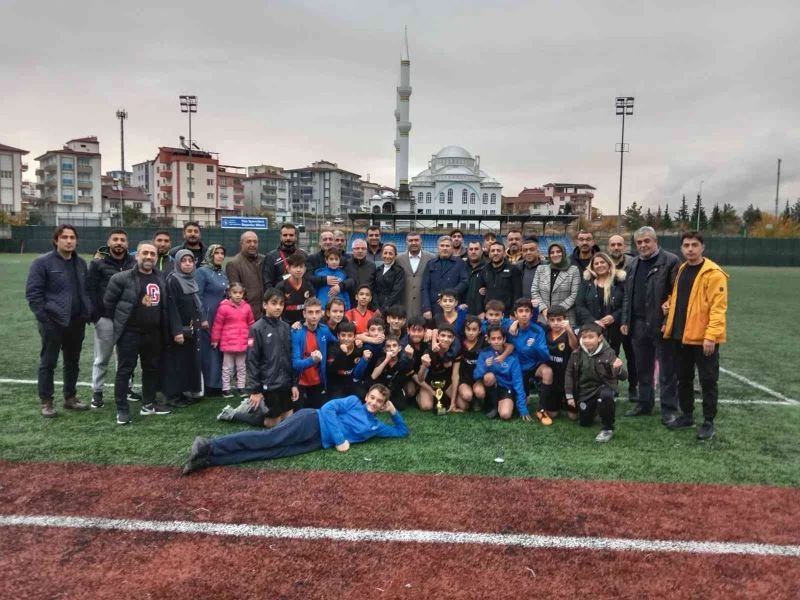 İl şampiyonluğuna baklavalı kutlama
