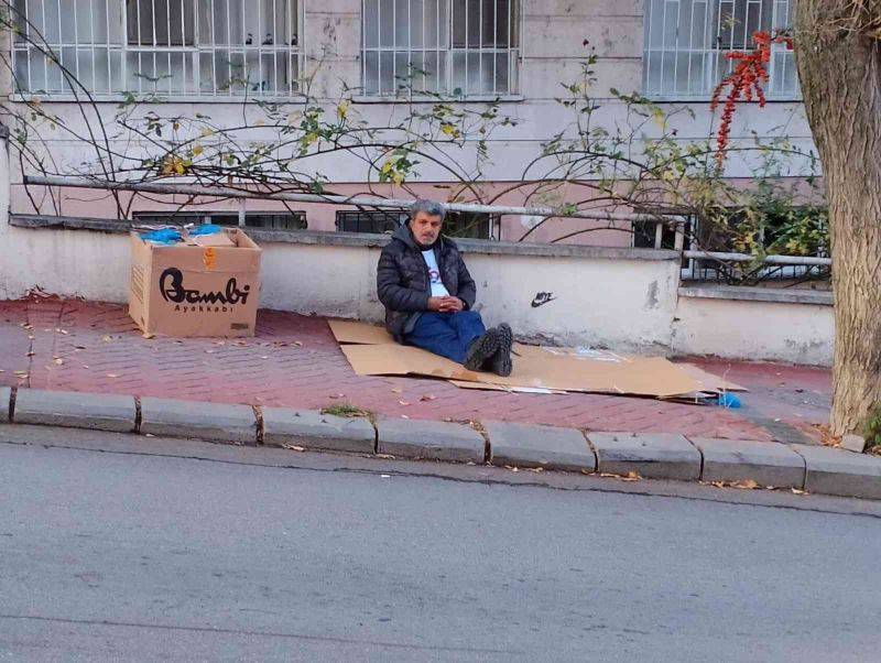 PKK terör örgütü tarafından oğlu kaçırılan babadan HDP binası önünde oturma eylemi
