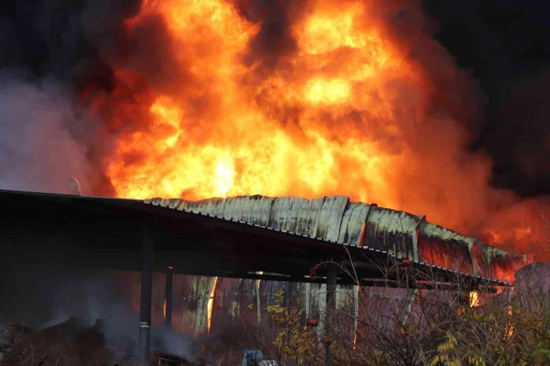 Yanan kimya fabrikasının çevresindeki diğer işletmeler boşaltıldı
