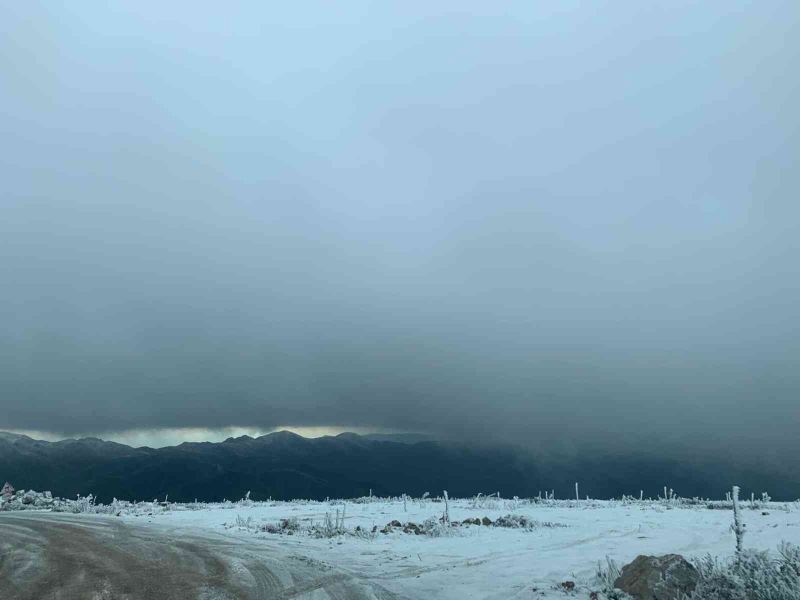 2300 rakımlı Yellibel yaylasına kar yağdı
