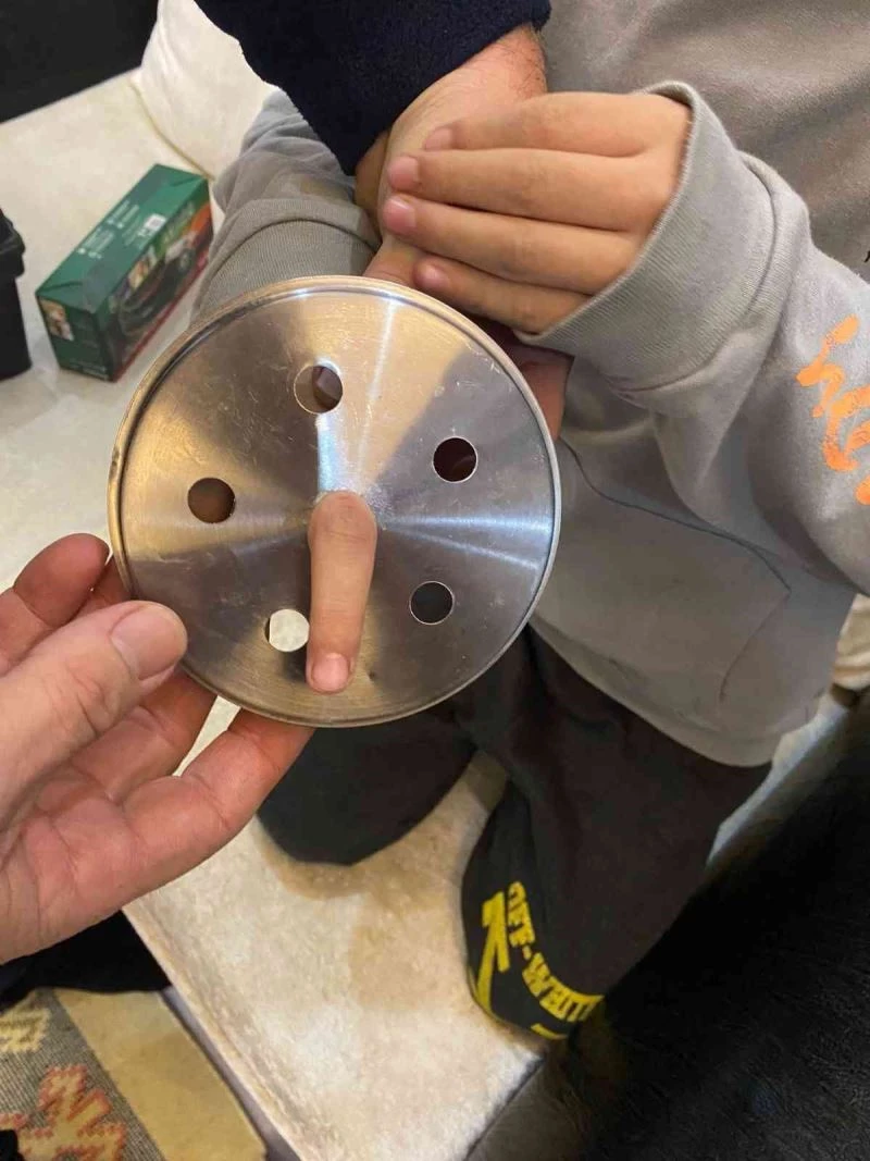 Parmağı mutfak aletine sıkışan çocuğu itfaiye kurtardı
