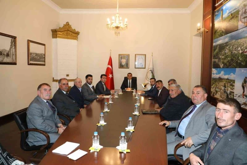 Kars Valisi muhtarların sorunlarını dinliyor
