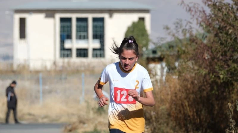 Krosta şampiyon Reşit Karabacak ve Karayazı
