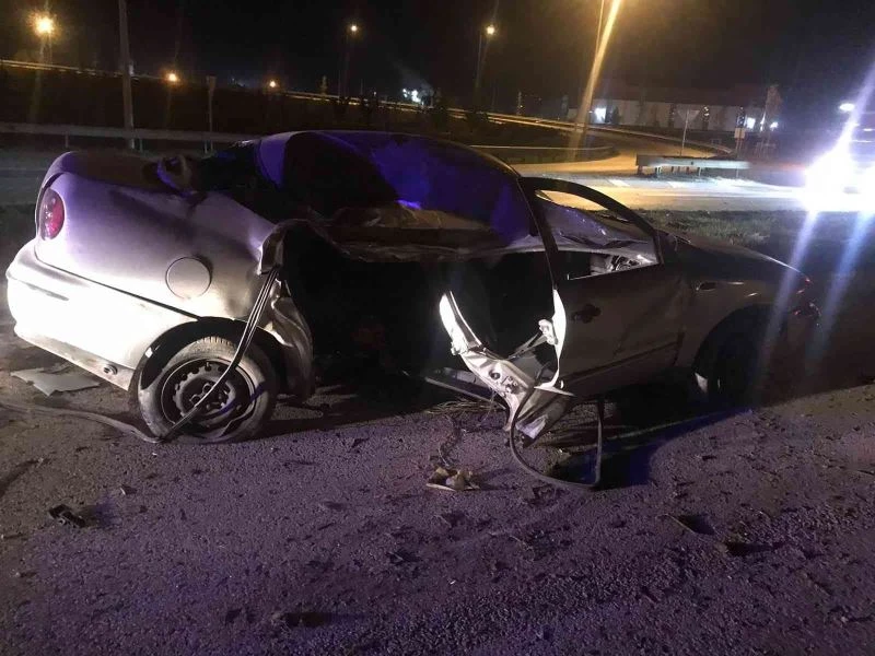 Çarptığı aydınlatma direği üzerine devrildi: 3 yaralı
