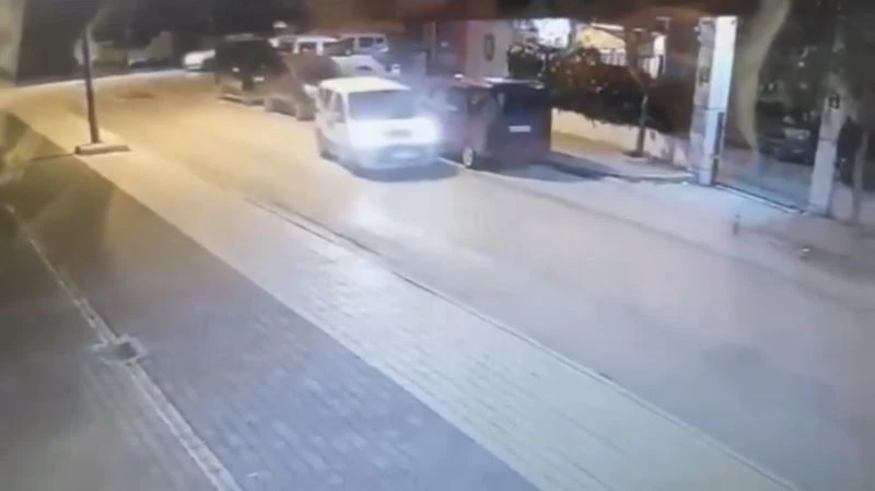 Bursa’da park halindeki araca çarptı, arkasına bile bakmadan kaçtı
