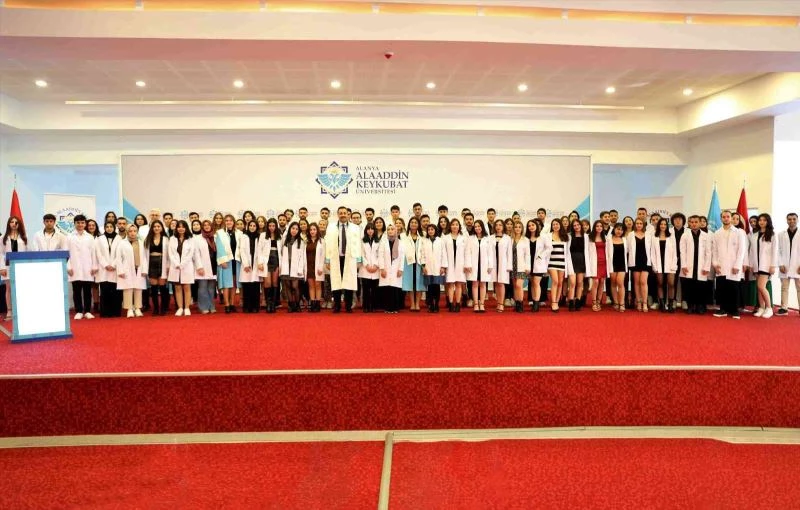 ALKÜ’de hekim adaylarının beyaz önlük heyecanı
