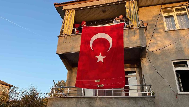 Hayatını kaybeden madencinin evine Türk bayrağı asıldı
