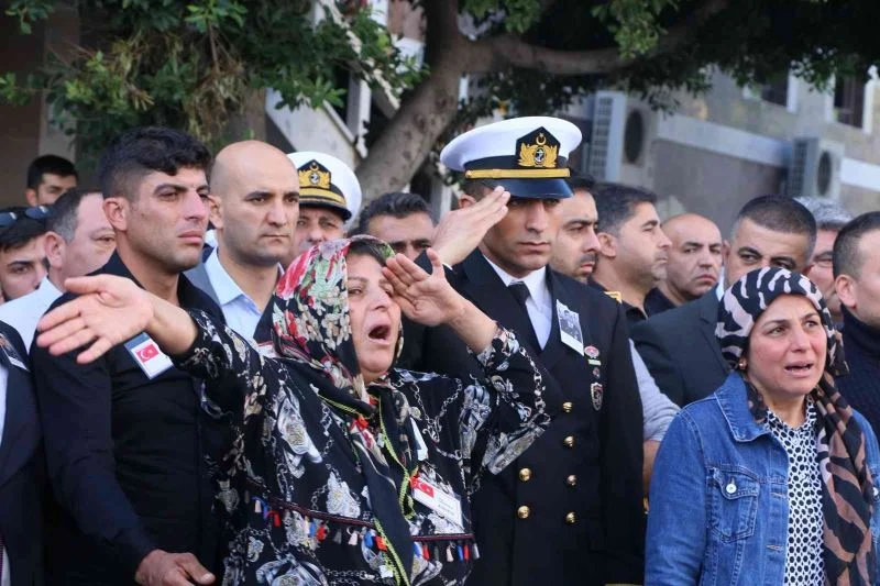 Şehit annesi oğlunu asker selamı ile uğurladı
