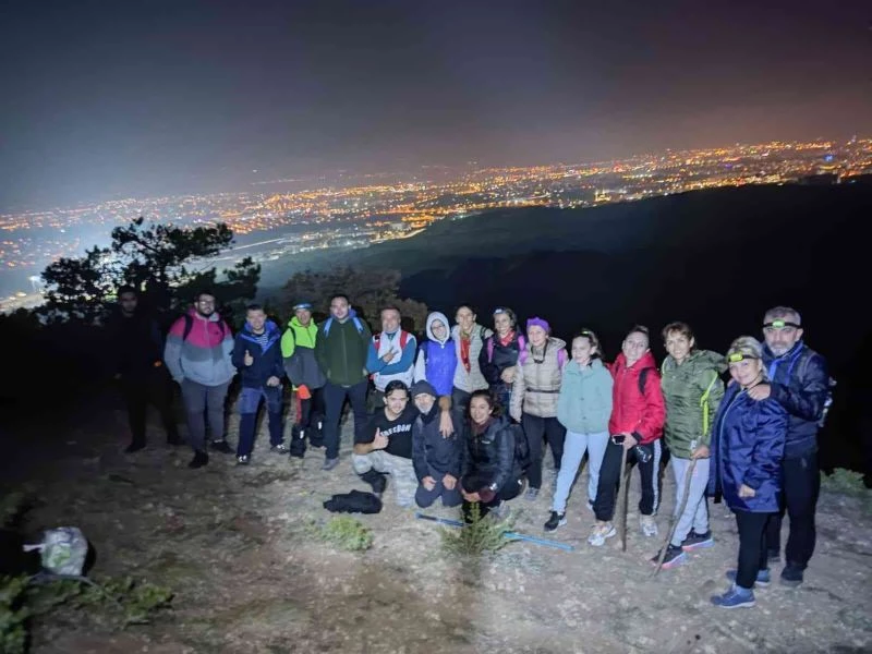 Gece yürüyüşçüleri 11 kilometre mesafe yürüdü
