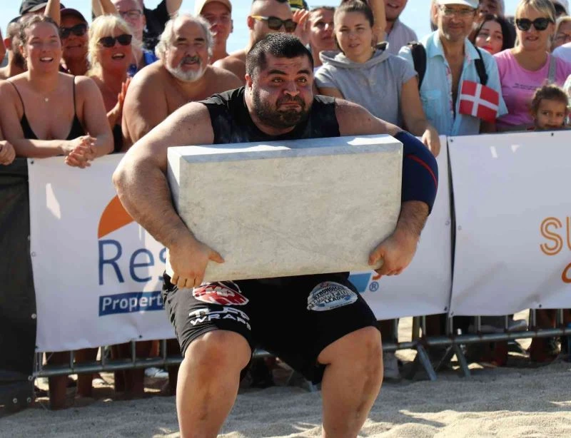 Dünyanın en güçlü adamlarının 130 kiloluk mermer blok kaldırma yarışı nefes kesti
