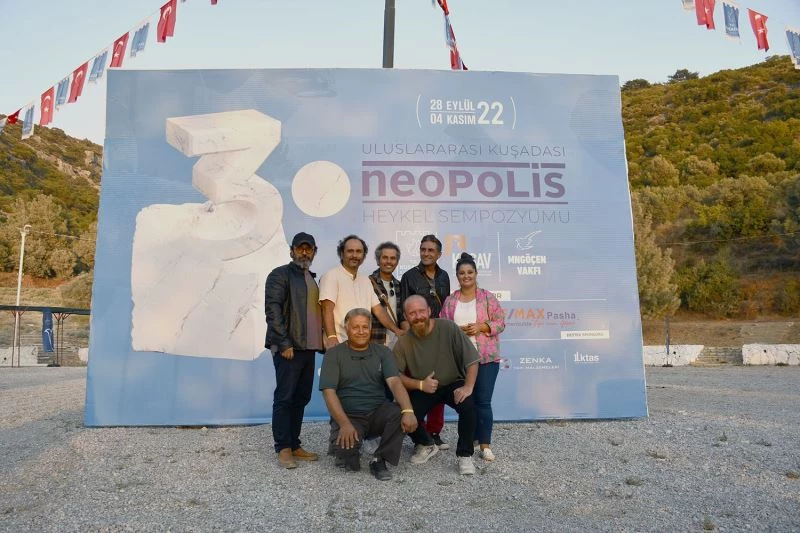 Kuşadası’nda müzik, mermer bloklardan heykele dönüştü
