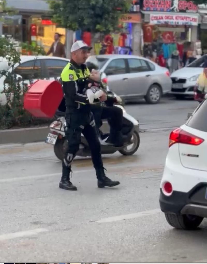 Kadın sürücünün ağlayan bebeğini trafik polisi avuttu
