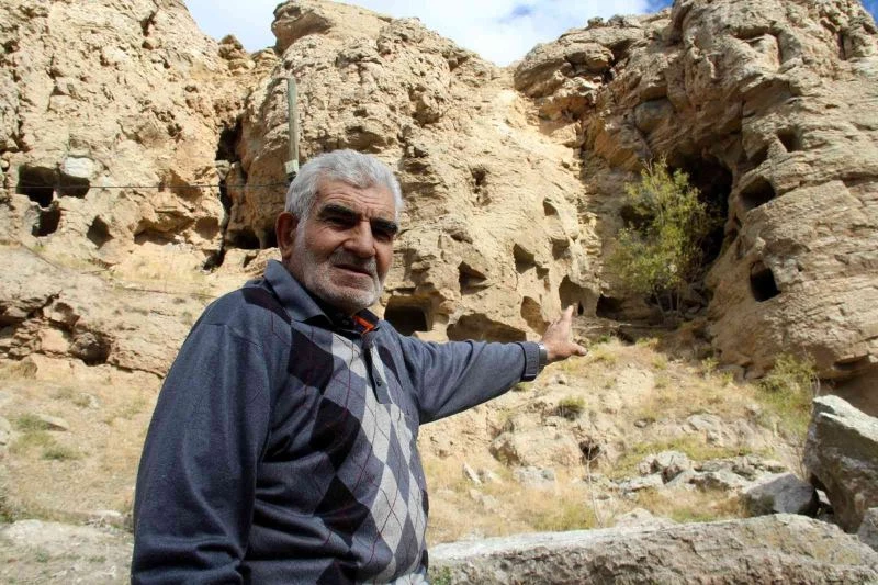 Taş devrinden kalan mağara apartman samanlık oldu
