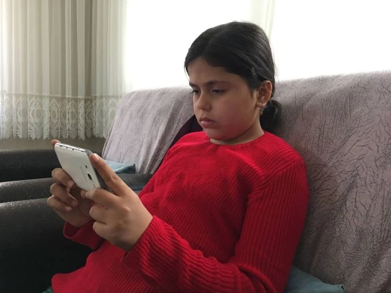 Telefon kullanım yaşı düştü psikolog uyardı
