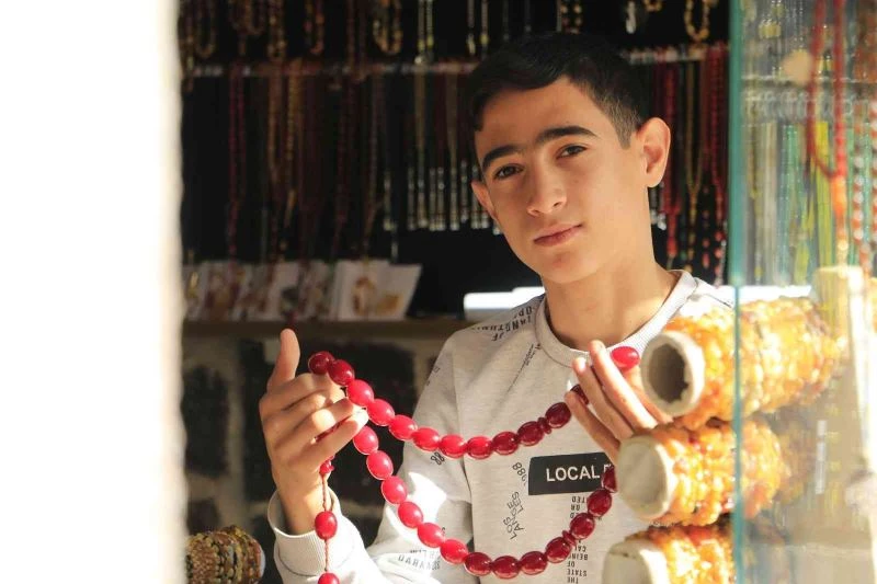 14 yaşındaki ustanın elinden çıkan tespihler dünyanın dört bir yanına ihraç ediliyor
