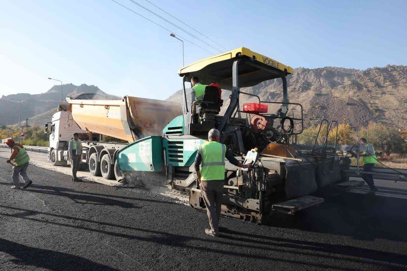 Başkan Büyükkılıç: “Fatih Sultan Mehmet Bulvarı’nda 7 bin ton asfalt döküyoruz”

