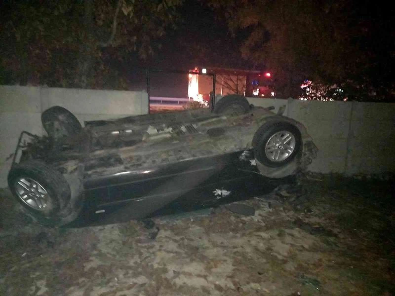 Bisikletliye çarpmamak için manevra yaptı, evin bahçesine devrildi: 3 yaralı
