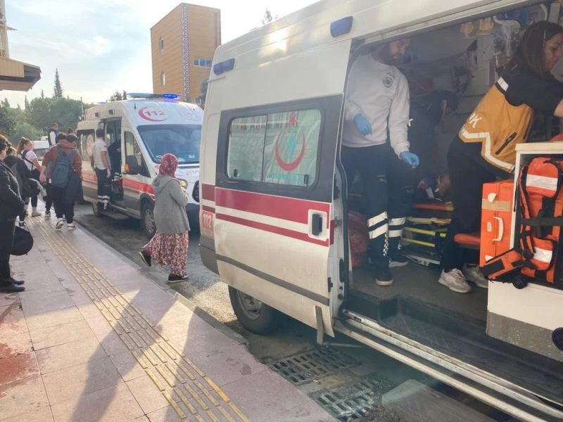 Motosikletten düşen 2 kişi yaralandı
