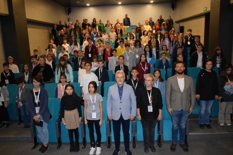 Çocuk Meclisinin yeni başkanı Özlem Yılmaz
