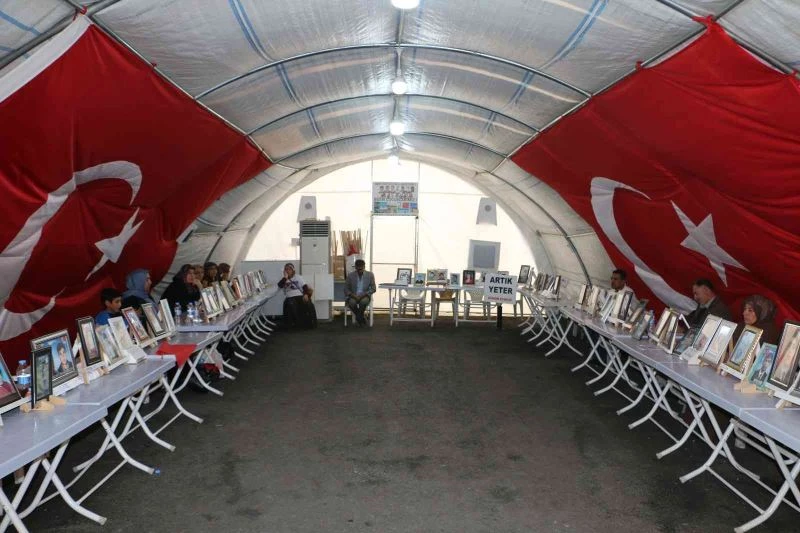  Dükkân camlarını spreyle boyadılar, marifetlerini kayıt altına aldılar
