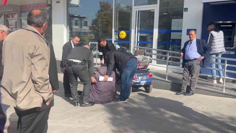 Sokak ortasında nöbet geçiren yaşlı adamın yardımına vatandaşlar koştu
