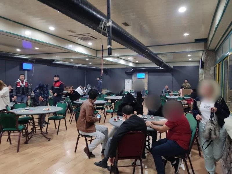 1 ayda 3 defa mühürlenen kıraathaneye kumar baskını: 47 kişiye suçüstü
