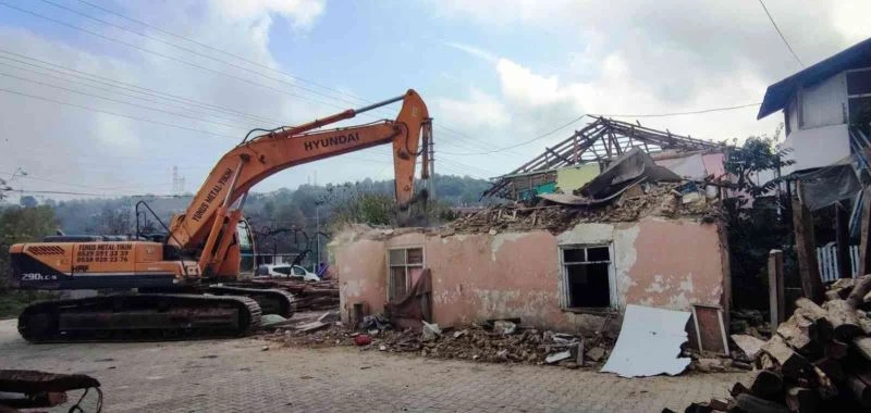 Kış turizmi destinasyonunda metruk ev temizliği
