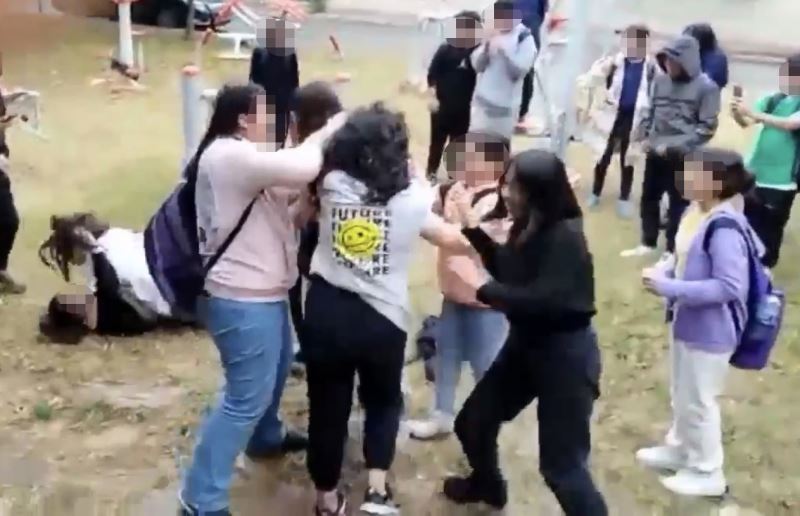 Antalya’da kız ortaokul öğrencileri saç başa birbirine girdi, arkadaşları ayırmakta güçlük çekti
