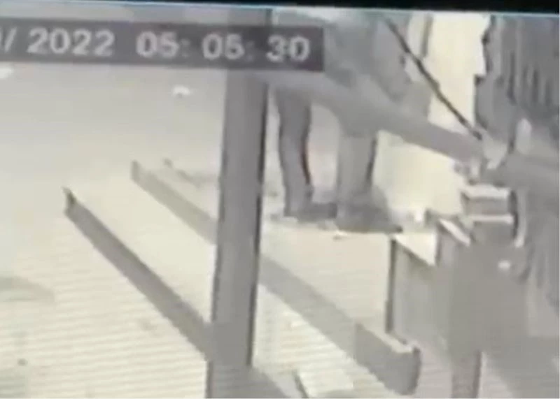 Her gün binlerce kişinin su içtiği tarihi çeşmenin musluklarını çaldılar
