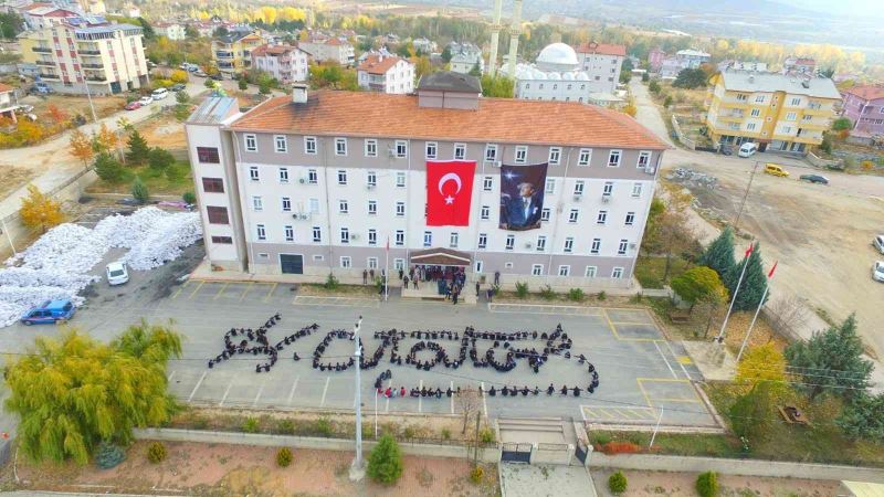 Konya’da öğrenciler Atatürk’ün imzasını oluşturdu
