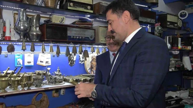 Osmanlı’dan günümüze kadar ulaşan yüzlerce antikayı iş yerinde sergiliyor
