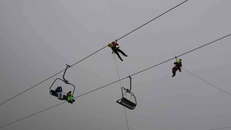 Erciyes’te gerçeğini aratmayan tatbikat: Teleferikte mahsur kalanlar kurtarıldı
