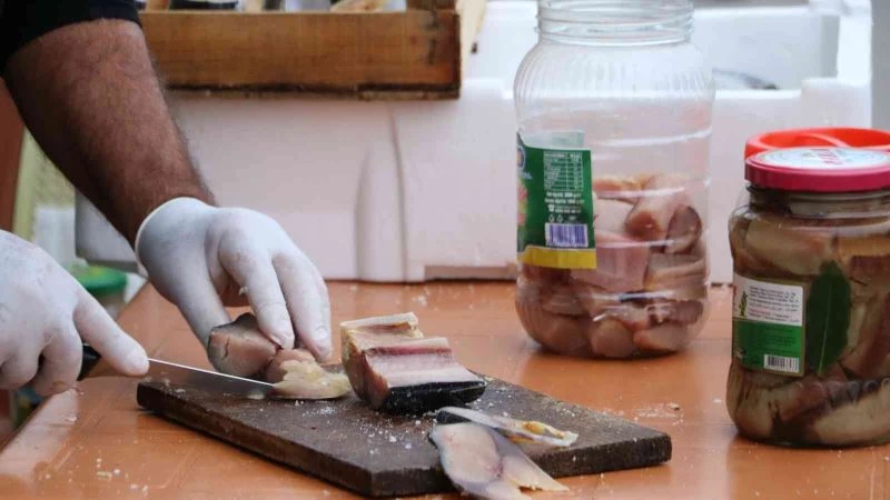 Palamuda doyan vatandaş, balığı binlerce yıllık gelenekle saklıyor
