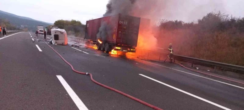 Önündeki tomruk yüklü tıra çarpan tır alev alev yandı: 1 yaralı
