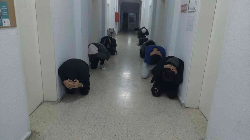 Tatbikat gerçeğini aratmadı, öğrenciler tahliye edildi
