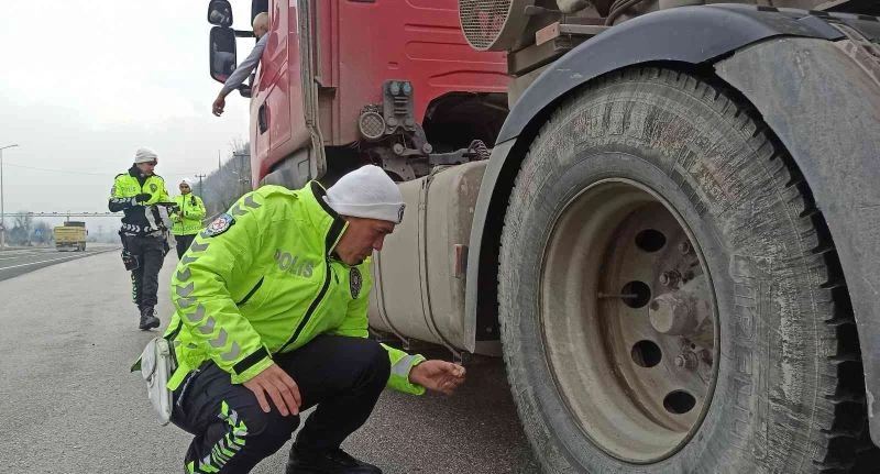 Bolu Dağı’nda sürücüler polisin uygulamasına takıldı
