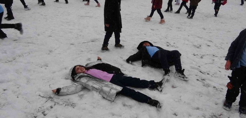 Ardahan’da kar yağışı başladı, çocuklar kartopu oynayarak karın tadını çıkardı
