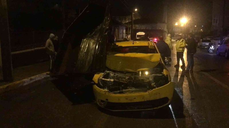 Traktör römorkuna çarpan taksi şoförü yara almadan kurtuldu
