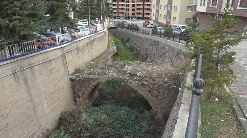 Gümüşhane’de 130 yıllık tescilli tarihi kemer köprü kaderine terk edildi

