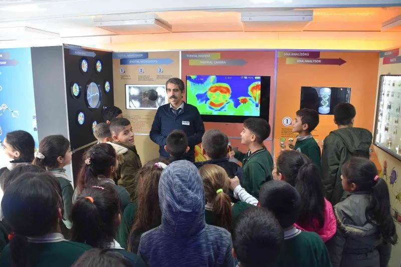 Şahinbey ‘Bilim Tırı’ ile bilimi ve teknolojiyi okullara taşıyor
