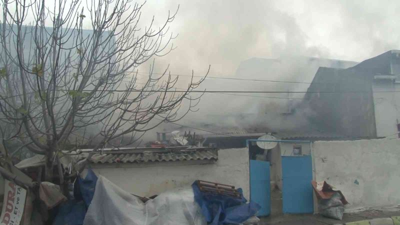 Arnavutköy’de gecekondu da korkutan yangın
