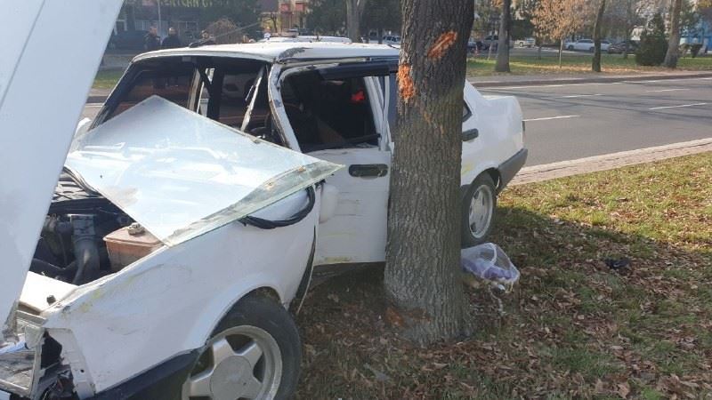 Kazada savrulan otomobil ağaca çarparak durabildi
