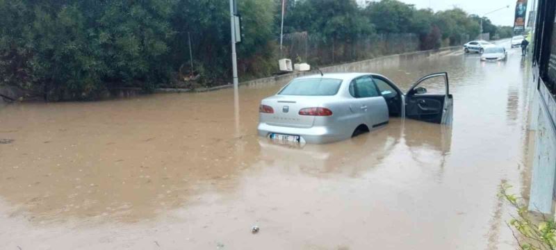 İzmir’i sağanak vurdu: Araçlar suya gömüldü
