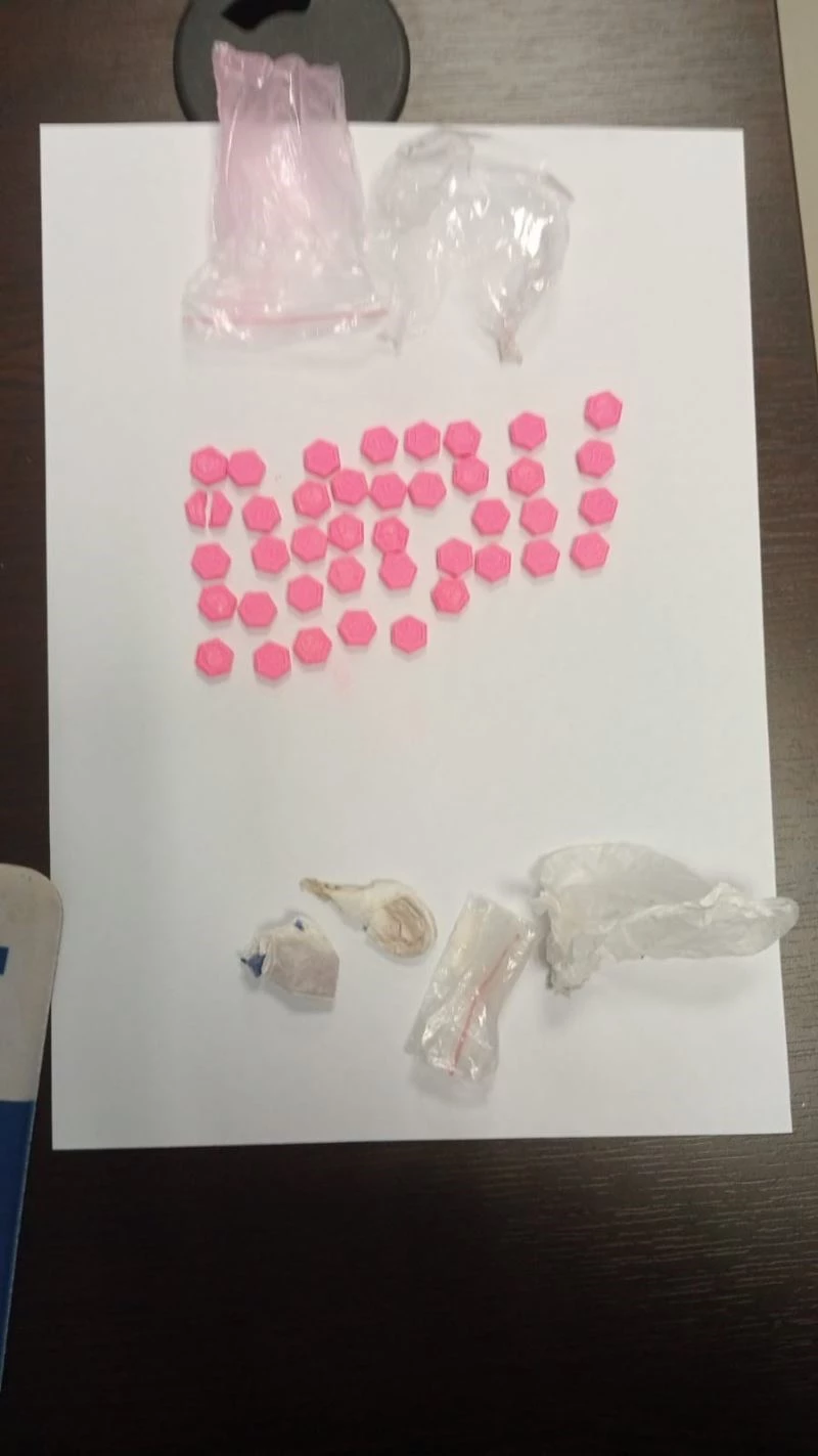 Uyuşturucu tacirleri şehrin en işlek yerinde yakalandı
