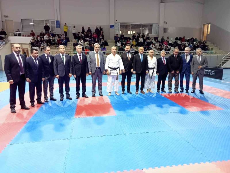 Ankara Valisi Şahin’in yardımcılarından Namık Kemal Nazlı ile Mustafa Erkayıran, karatede siyah kuşak sahibi oldu
