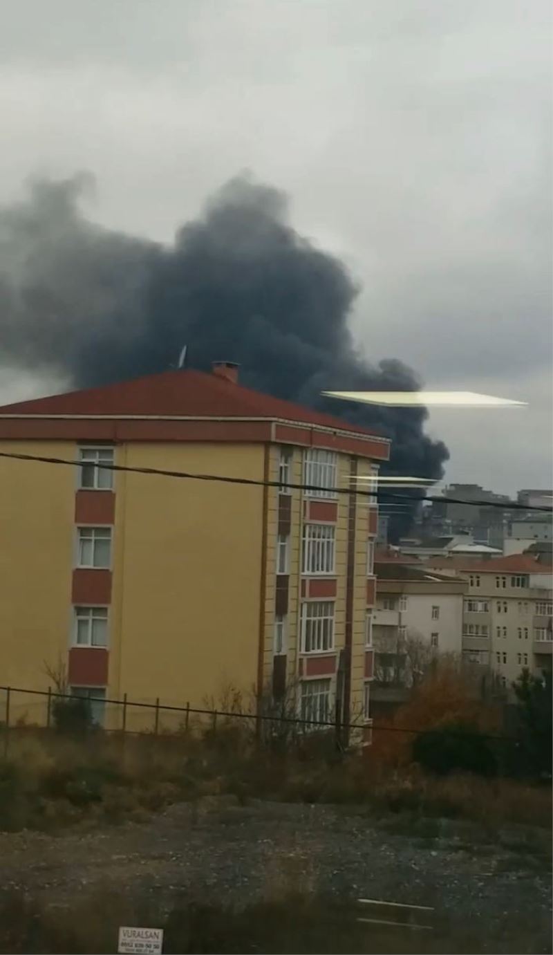 Ataşehir’de bir iş yerinde yangın çıktı. Olay yerine itfaiye ekipleri sevk edildi.
