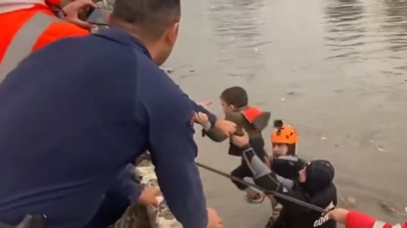 Meles Çayı’na düşen araçtaki 5 kişiyi Sahil Güvenlik kurtardı
